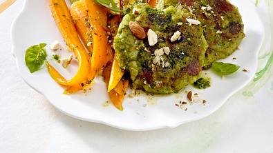 Brokkoli-Taler mit Pesto-Möhren Rezept - Foto: LECKER @ Bauer Media Group