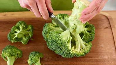Brokkoli vorbereiten: Röschen abschneiden - Foto: LECKER @ Bauer Media Group