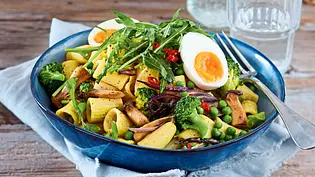 Brokkolipasta mit wachsweichem Ei Rezept - Foto: LECKER @ Bauer Media Group Brokkolipasta mit wachsweichem Ei Rezept - Foto: LECKER @ Bauer Media Group