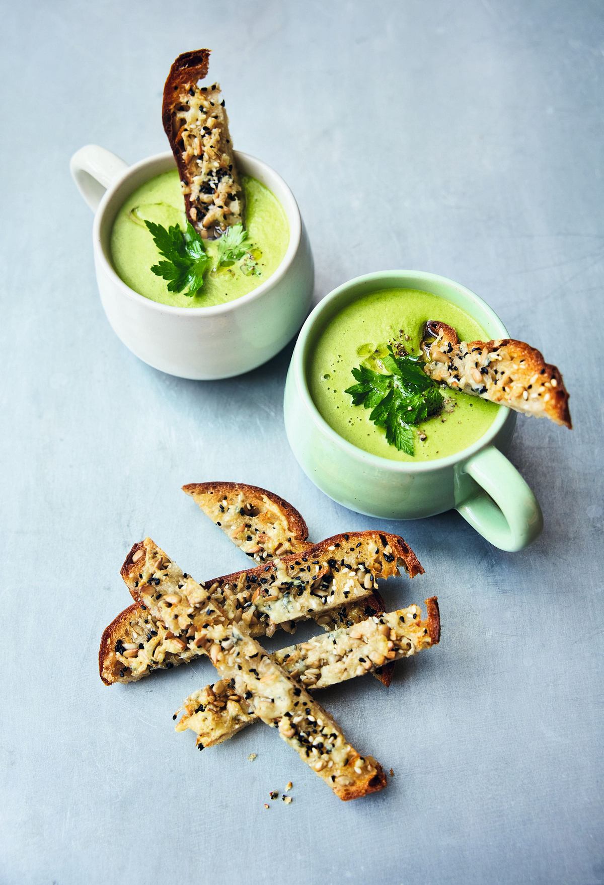 Brokkolisuppe und Käse-Crostini