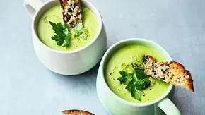 Brokkolisuppe und Käse-Crostini - Foto: © David Loftus, 2025 Brokkolisuppe und Käse-Crostini - Foto: © David Loftus, 2025
