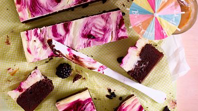 Brombeer-Brownie-Cheesecake- Happen Rezept - Foto: LECKER @ Bauer Media Group
