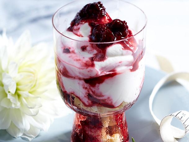 Brombeer-Creme mit selbstgebackenem Shortbread Rezept Brombeer-Creme mit selbstgebackenem Shortbread Rezept