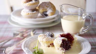 Brombeer-Quark-Mini-Muffins mit warmer Vanillesoße Rezept - Foto: House of Food / Bauer Food Experts KG