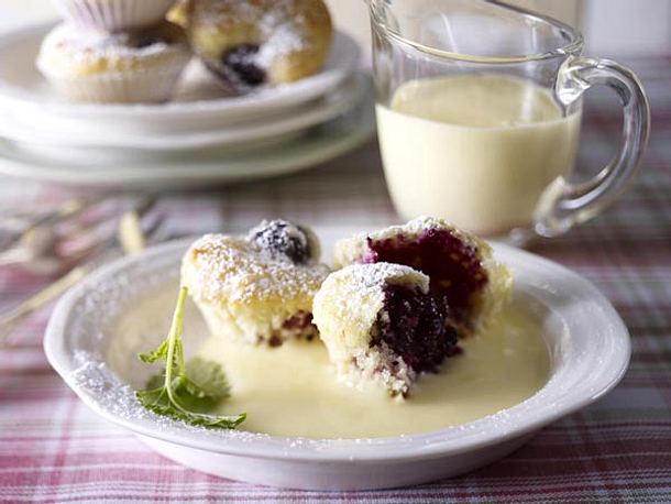 Brombeer-Quark-Mini-Muffins mit warmer Vanillesoße Rezept Brombeer-Quark-Mini-Muffins mit warmer Vanillesoße Rezept