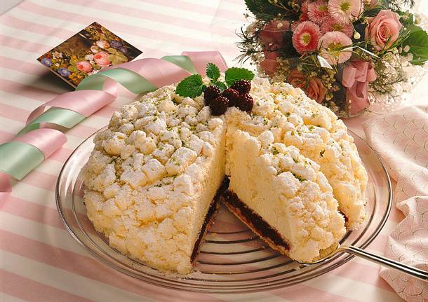 Brombeer-Sahne-Torte mit Flöckchen aus gewürfeltem Rezept Brombeer-Sahne-Torte mit Flöckchen aus gewürfeltem Rezept
