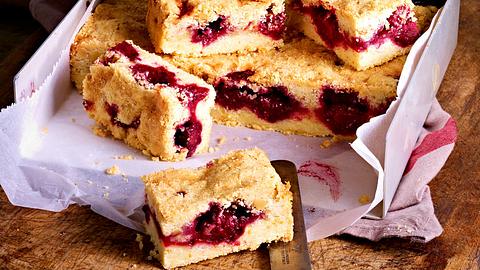 Das knusprige Streuselgebäck ist in kleine Stücke geschnitten und mit Brombeeren gefüllt. - Foto: House of Food / Bauer Food Experts KG