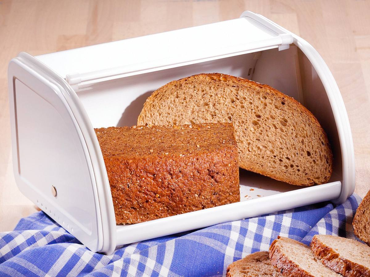 Brot in einem Brotkasten