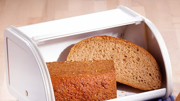Brot in einem Brotkasten - Foto: LECKER @ Bauer Media Group Brot in einem Brotkasten - Foto: LECKER @ Bauer Media Group