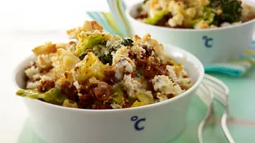 Brot-Crumble mit Hack und Wirsing Rezept - Foto: LECKER @ Bauer Media Group Brot-Crumble mit Hack und Wirsing Rezept - Foto: LECKER @ Bauer Media Group
