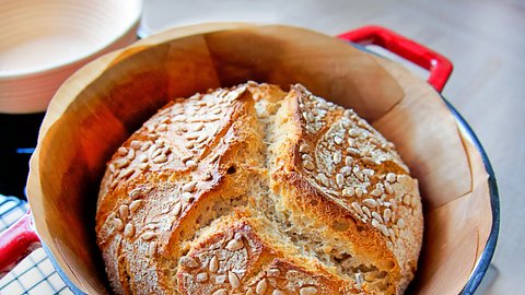 Gebackenes Brot im Topf - Foto: iStock / LindaWa