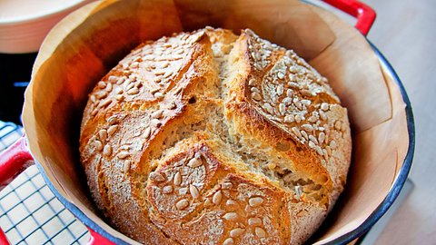 Gebackenes Brot im Topf - Foto: iStock / LindaWa