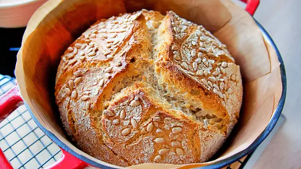 Gebackenes Brot im Topf - Foto: iStock / LindaWa Gebackenes Brot im Topf - Foto: iStock / LindaWa