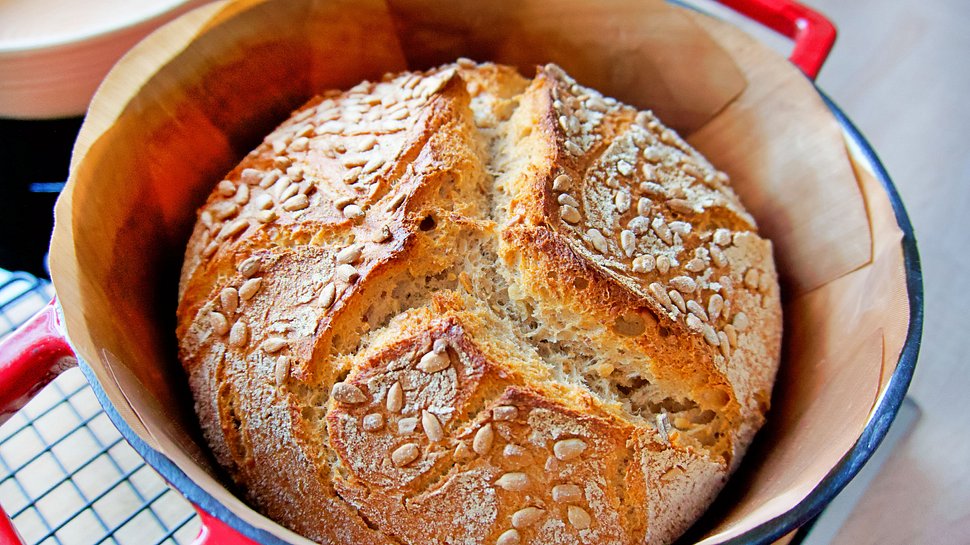 Gebackenes Brot im Topf - Foto: iStock / LindaWa