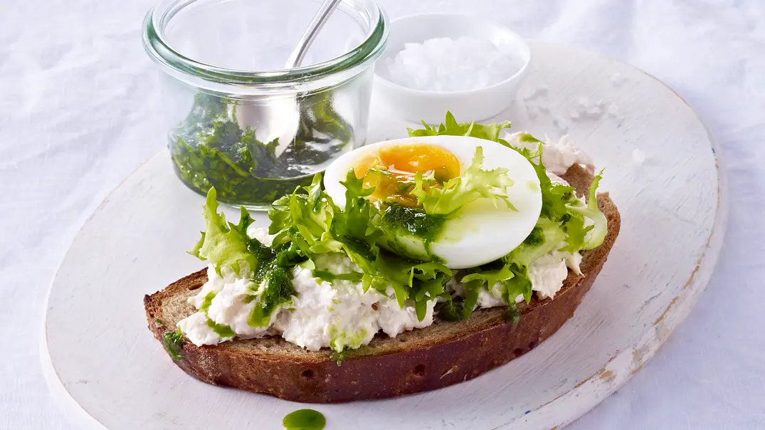 Brot mit Forellencreme, Frisee, Eiern und Petersilienöl Rezept - Foto: LECKER @ Bauer Media Group Brot mit Forellencreme, Frisee, Eiern und Petersilienöl Rezept - Foto: LECKER @ Bauer Media Group