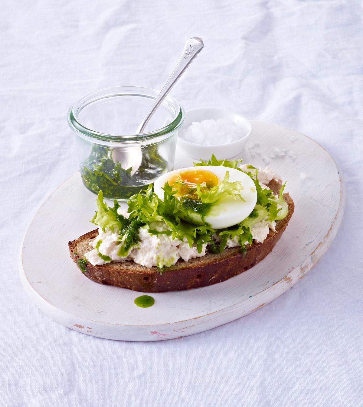 Brot mit Forellencreme, Frisee, Eiern und Petersilienöl Rezept