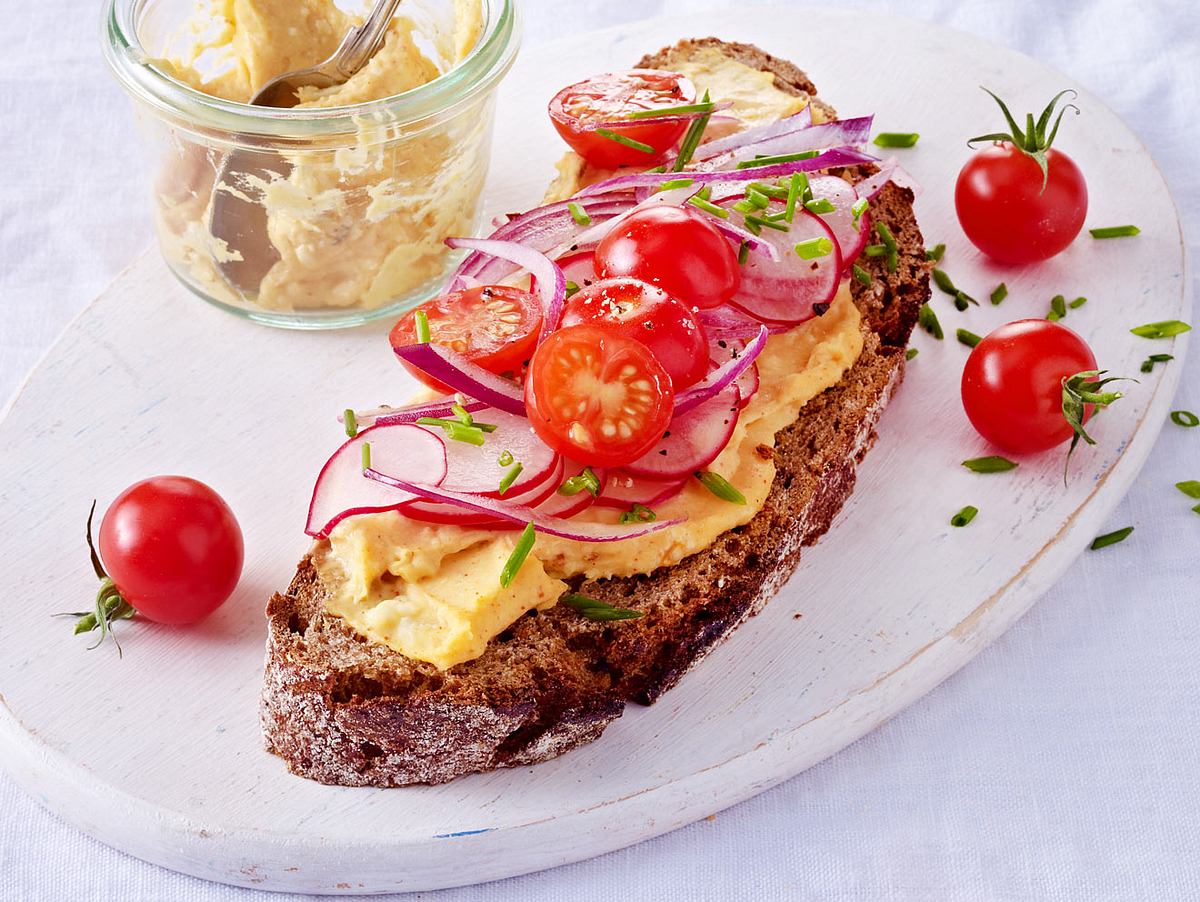 Brot mit Obazter, Radieschen und Röstzwiebeln Rezept