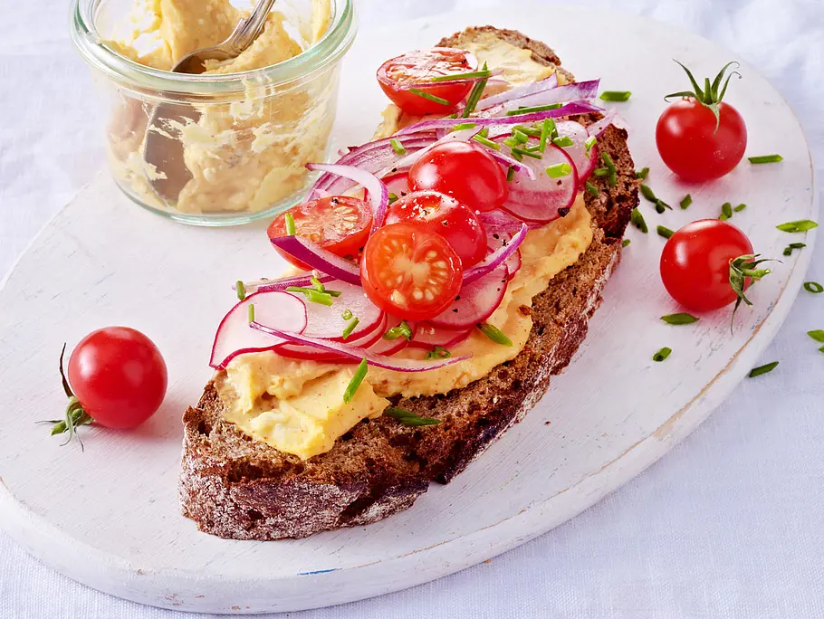 Brot mit Obazter, Radieschen und Röstzwiebeln Rezept Brot mit Obazter, Radieschen und Röstzwiebeln Rezept