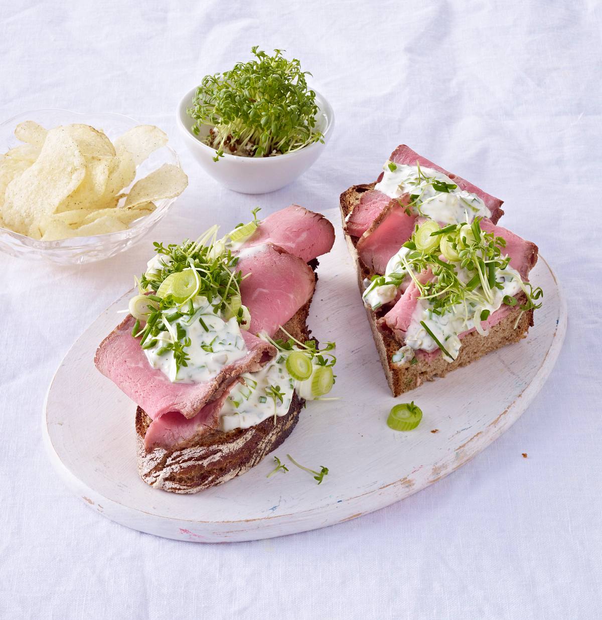 Brot mit Roastbeef, Sauce tatare, Kartoffelchips, Kresse Rezept