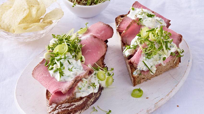 Brot mit Roastbeef, Sauce tatare, Kartoffelchips, Kresse Rezept - Foto: House of Food / Bauer Food Experts KG