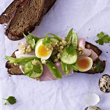 Brot mit Schweinebraten, Gurke, Bohnen und Wachteleiern Rezept Brot mit Schweinebraten, Gurke, Bohnen und Wachteleiern Rezept