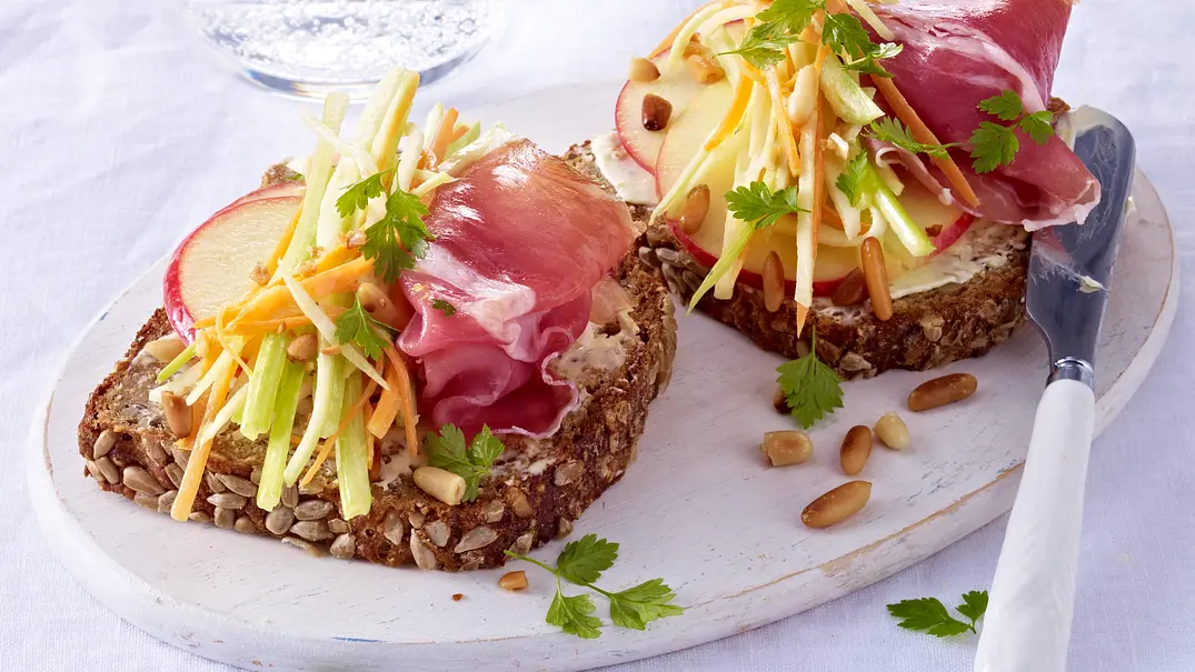 Brot mit Waldorfsalat, Schinken und Pinienkernen Rezept - Foto: LECKER @ Bauer Media Group Brot mit Waldorfsalat, Schinken und Pinienkernen Rezept - Foto: LECKER @ Bauer Media Group