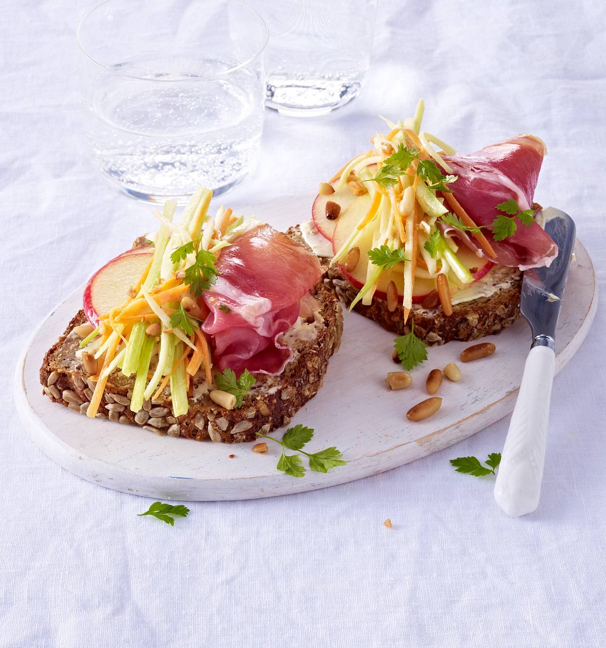 Brot mit Waldorfsalat, Schinken und Pinienkernen Rezept