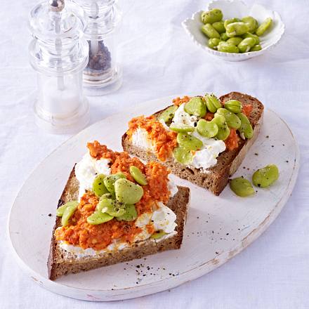 Brot mit Ziegenfrischkäse, Paprikasalsa und dicken Bohnen Rezept