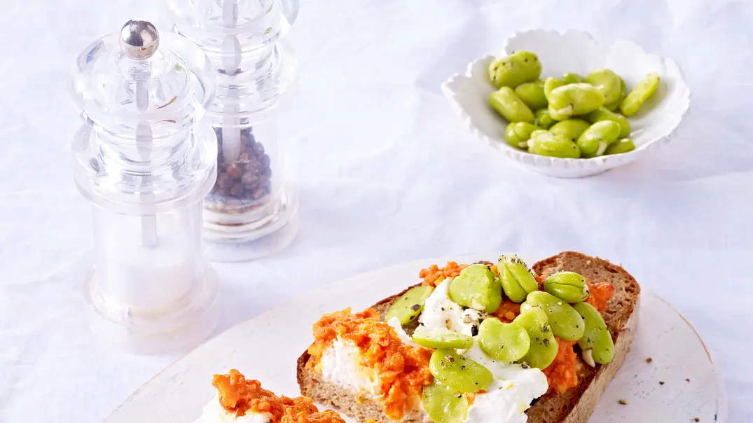 Brot mit Ziegenfrischkäse, Paprikasalsa und dicken Bohnen - Foto: LECKER @ Bauer Media Group Brot mit Ziegenfrischkäse, Paprikasalsa und dicken Bohnen - Foto: LECKER @ Bauer Media Group
