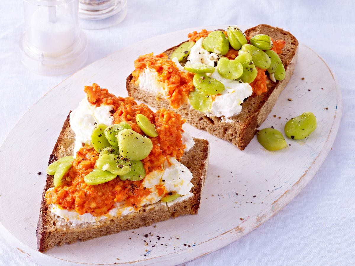 Brot mit Ziegenfrischkäse, Paprikasalsa und dicken Bohnen