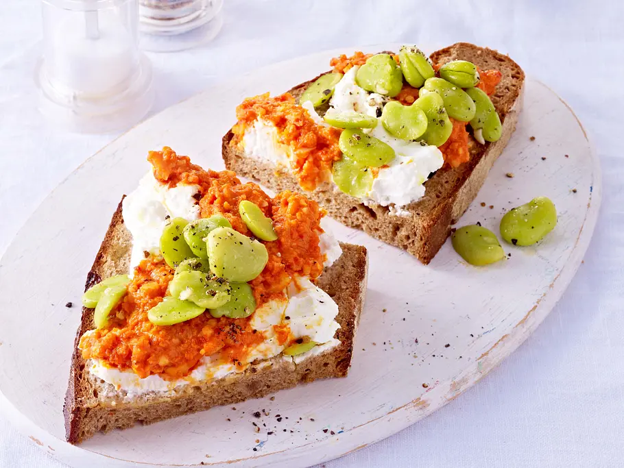 Brot mit Ziegenfrischkäse, Paprikasalsa und dicken Bohnen Brot mit Ziegenfrischkäse, Paprikasalsa und dicken Bohnen