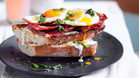 Brot-Upcycling: Spiegelei-Salami-Croque Rezept - Foto: House of Food / Bauer Food Experts KG