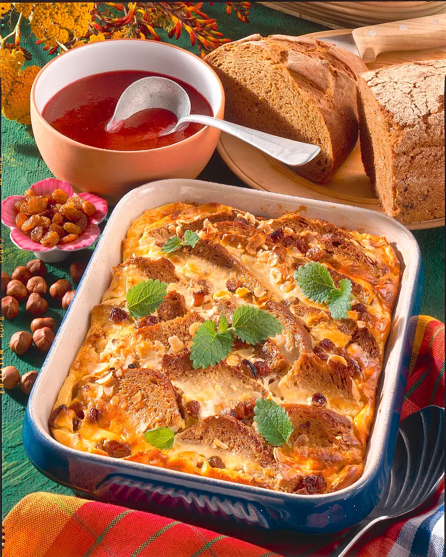 Brotauflauf mit Kirschsoße Rezept Brotauflauf mit Kirschsoße Rezept