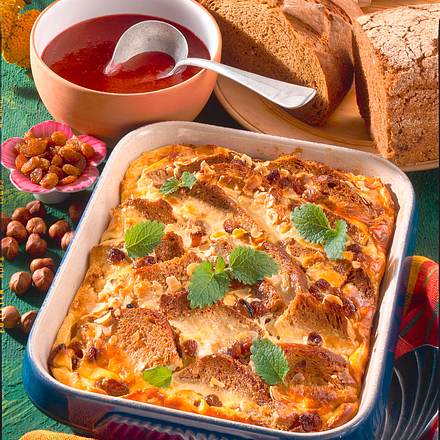 Brotauflauf mit Kirschsoße Rezept Brotauflauf mit Kirschsoße Rezept