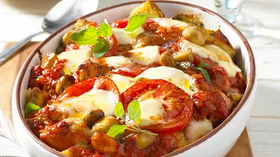 Brotauflauf Tomate-Mozzarella Rezept - Foto: LECKER @ Bauer Media Group
