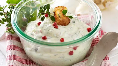 Brotaufstrich mit Kräutern, Knoblauch und rosa Beeren Rezept - Foto: LECKER @ Bauer Media Group
