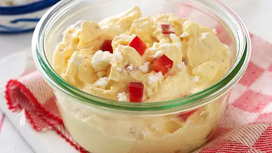 Brotaufstrich mit Paprika, Ajwar und Schafskäse Rezept - Foto: LECKER @ Bauer Media Group