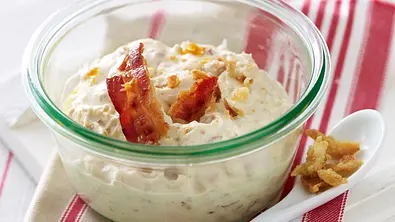 Brotaufstrich mit Röstzwiebeln und Bacon Rezept - Foto: LECKER @ Bauer Media Group