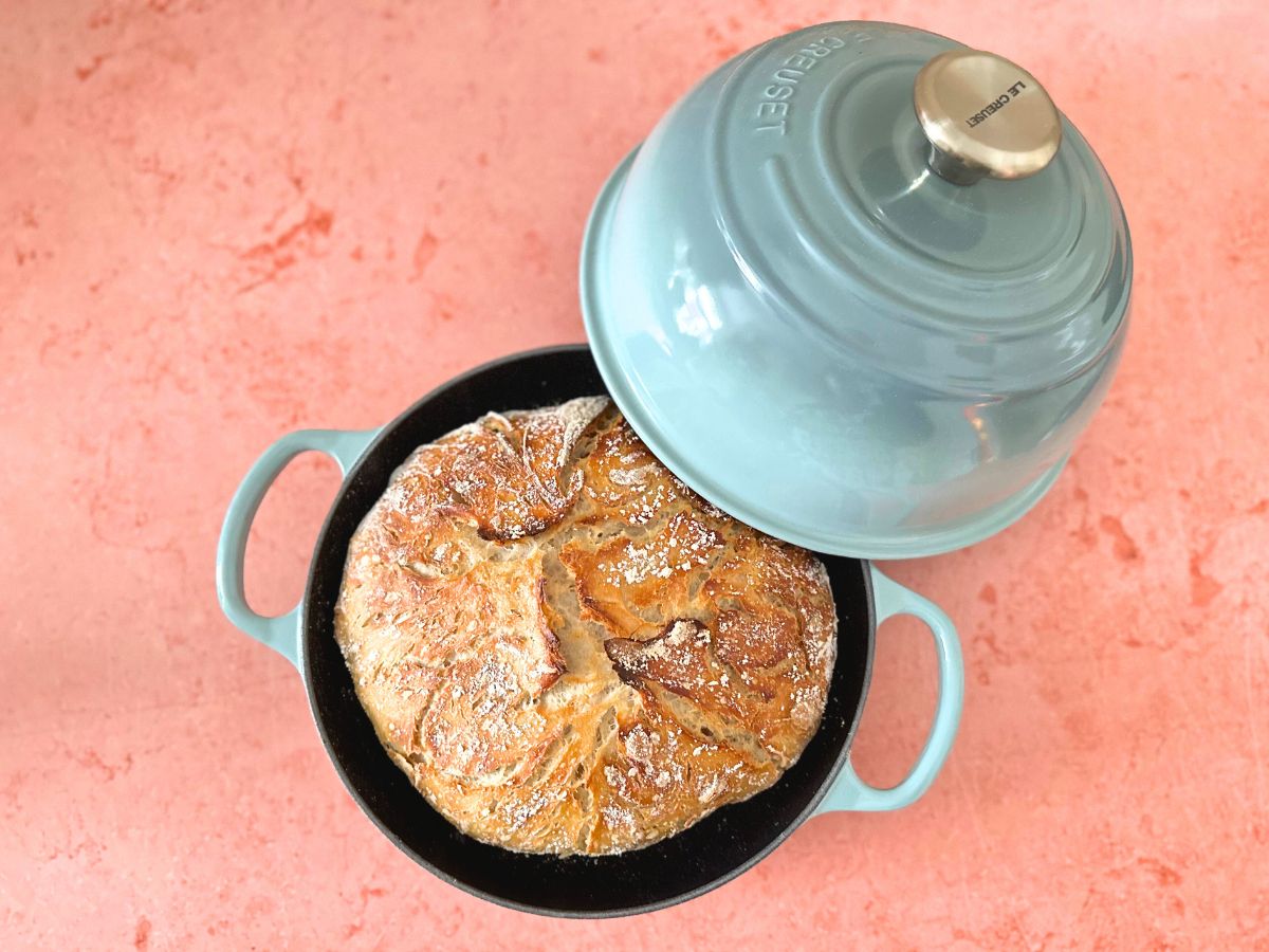 Ein Brot im Brotbacktopf mit angelehntem Deckel Ein Brot im Brotbacktopf mit angelehntem Deckel
