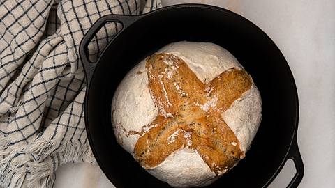 Die besten Brotbacktöpfe im Check - Foto: iStock/ Bruce Peter Morin