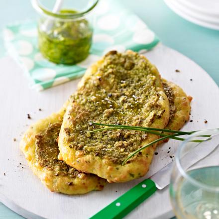 Brotfladen mit Schnittlauch-Pesto Rezept Brotfladen mit Schnittlauch-Pesto Rezept