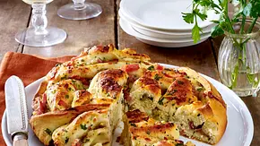 Brotrad mit Käse, Knobi, Schinken und Zwiebeln Rezept - Foto: LECKER @ Bauer Media Group Brotrad mit Käse, Knobi, Schinken und Zwiebeln Rezept - Foto: LECKER @ Bauer Media Group