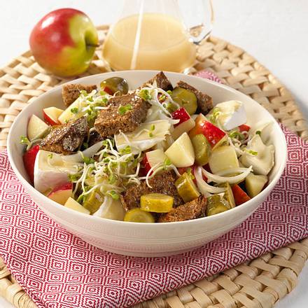 Brotsalat mit Camembert Rezept Brotsalat mit Camembert Rezept