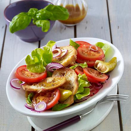 Brotsalat mit Flaschentomaten, gefüllten Peperonis und Ahorn-Vinaigrette Rezept Brotsalat mit Flaschentomaten, gefüllten Peperonis und Ahorn-Vinaigrette Rezept