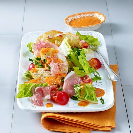 Brotsalat mit Paprika-Pesto-Dressing Rezept Brotsalat mit Paprika-Pesto-Dressing Rezept