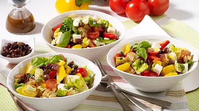 Brotsalat mit Paprika und Mozzarella Rezept - Foto: LECKER @ Bauer Media Group