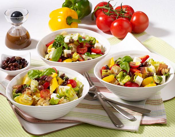 Brotsalat mit Paprika und Mozzarella Rezept