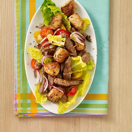 Brotsalat mit Rindfleischstreifen Rezept Brotsalat mit Rindfleischstreifen Rezept
