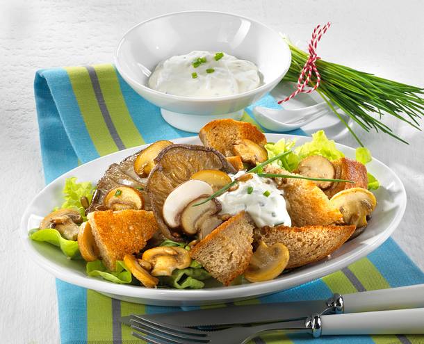 Brotsalat mit Schnittlauchquark Rezept Brotsalat mit Schnittlauchquark Rezept