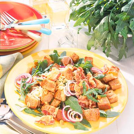 Brotsalat mit Speck und Rauke Rezept